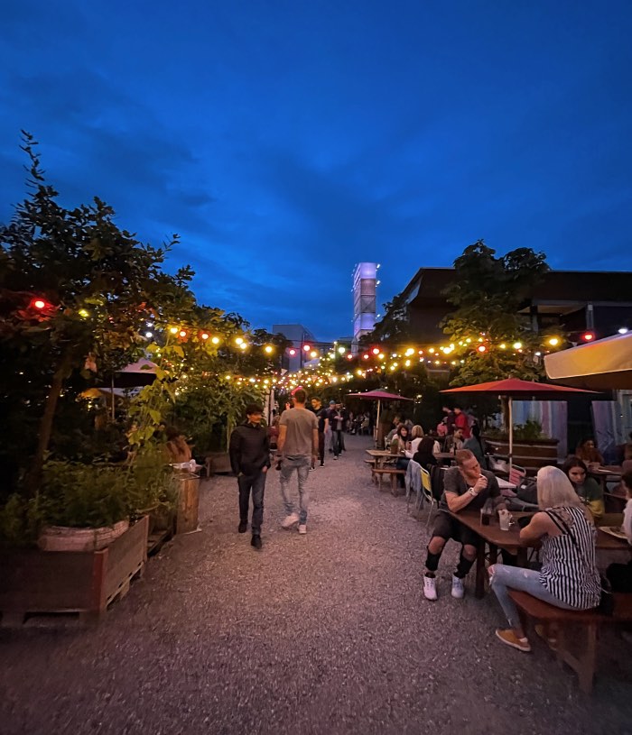 Zürich beer garden by night