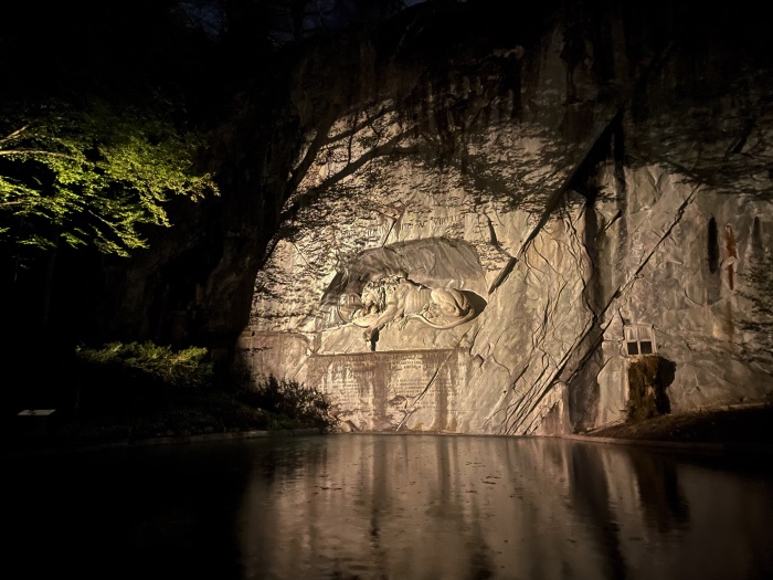 Luzern lion monument by night